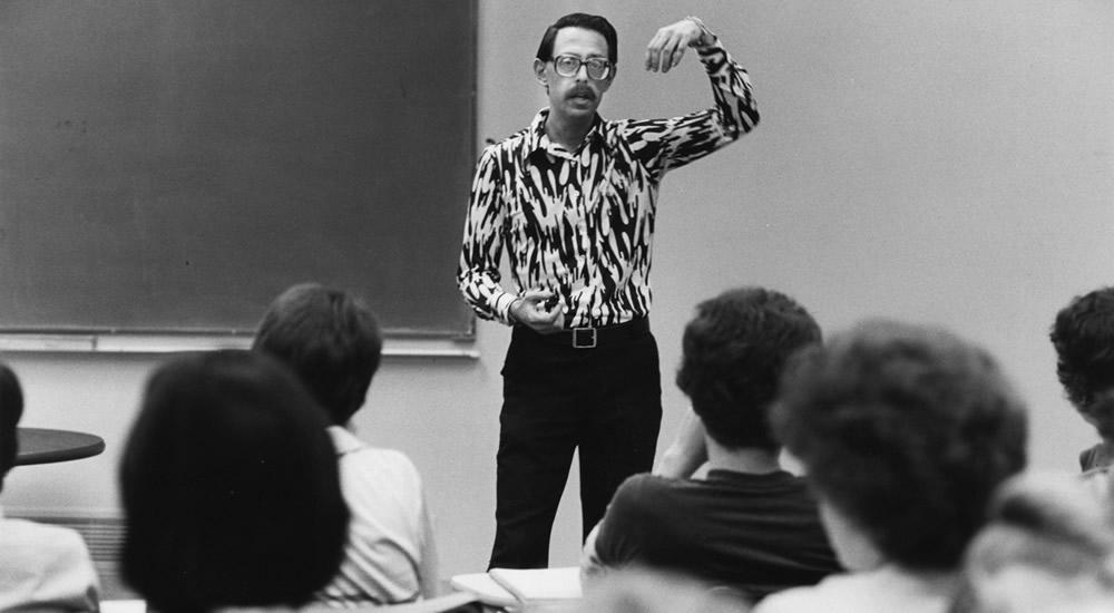 经济学教授哈维·伯特温1980年在教室里.