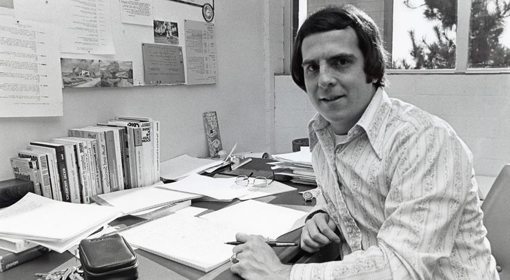 20世纪70年代，社会学教授彼得•纳迪坐在办公桌前.
