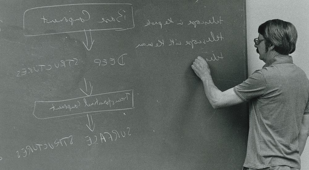 1977年，语言学教授罗恩·麦考利在教室里.